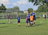 Laatste training S.K.N.W.K. JO8-1 (partijtje tegen de ouders) van maandag 2 juni 2025 (101/123)